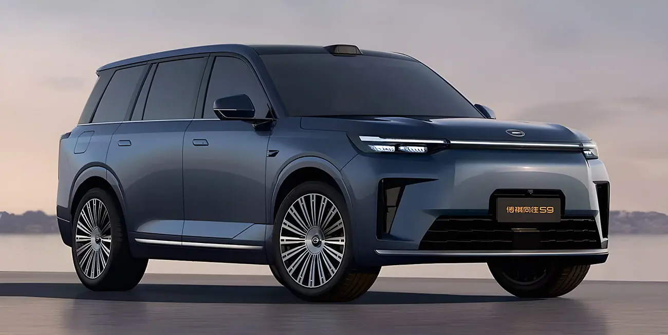خودرو گک S9 (GAC S9) با رنگ آبی متالیک در فضای باز