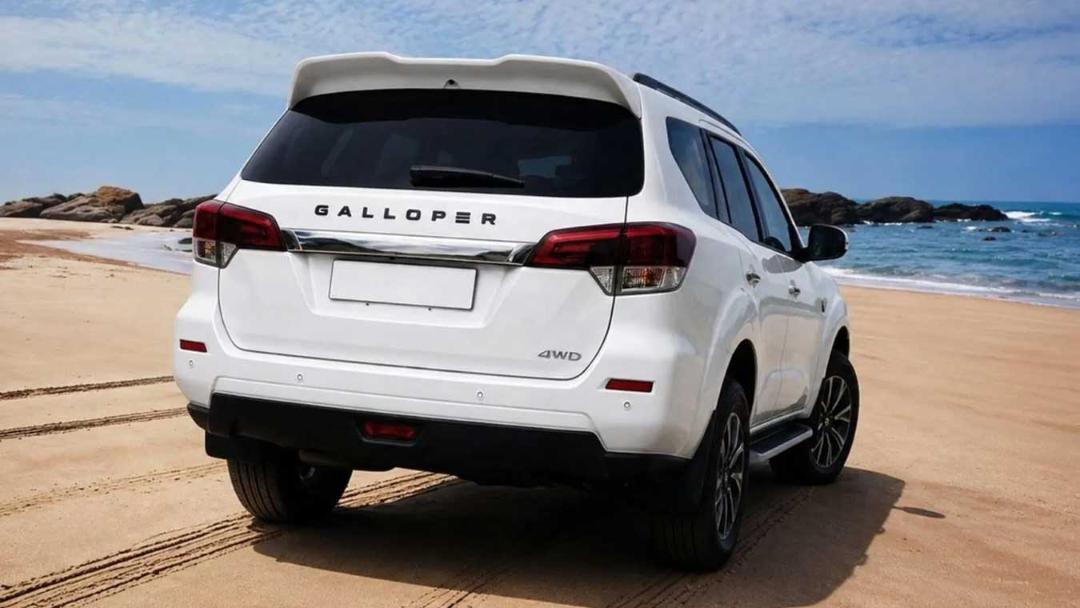 خودروی سفید گالوپر (Galloper) با سیستم چهارچرخ محرک در ساحل