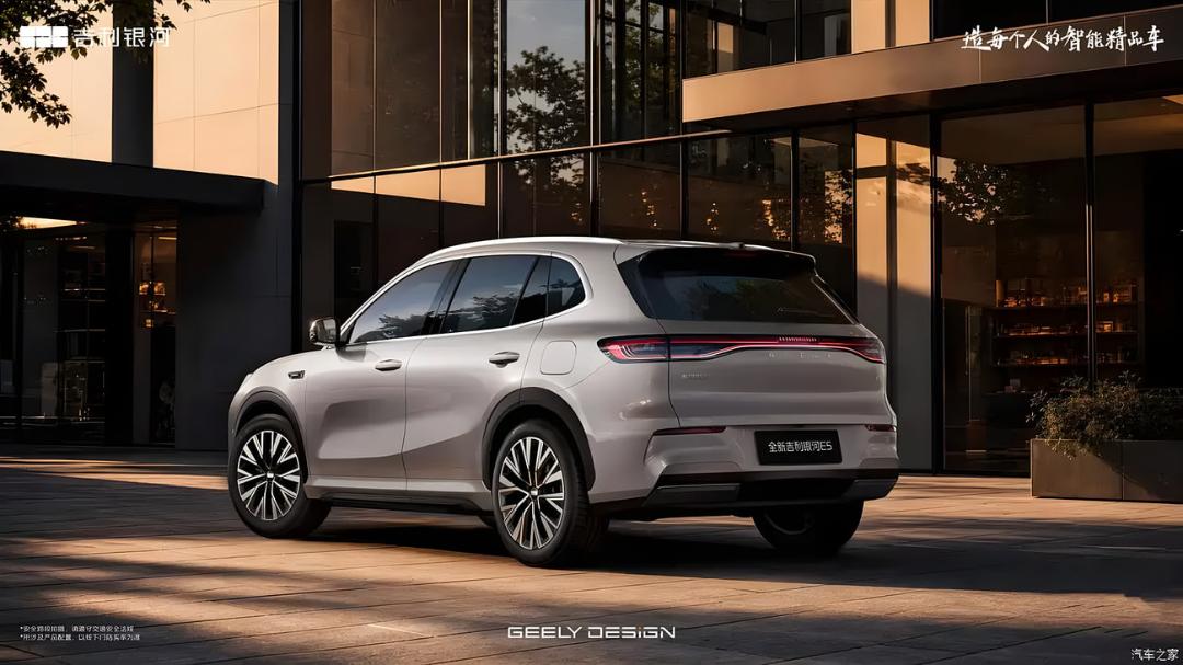 شاسی‌بلند جیلی (Geely) مدل EX5 با رنگ نقره‌ای در مقابل یک ساختمان مدرن