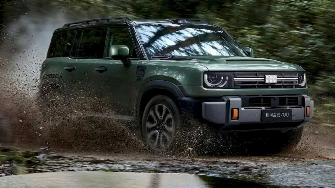 شاسی‌بلند جیلی (Geely) مدل KO11 در حال حرکت در مسیر خاکی و گل‌آلود