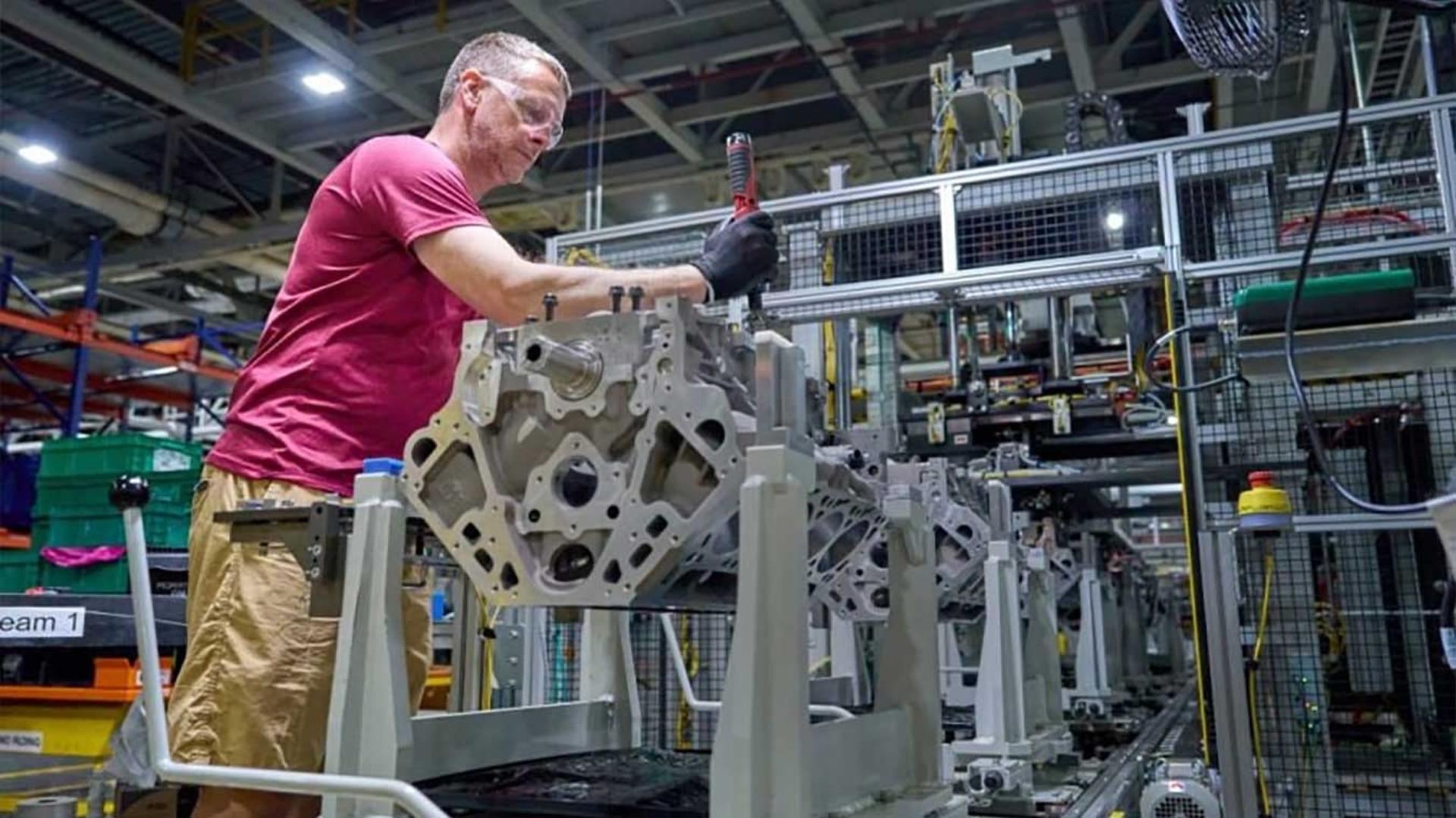 موتور V8 جدید جنرال موتورز (General Motors) روی خط تولید در حال مونتاژ است