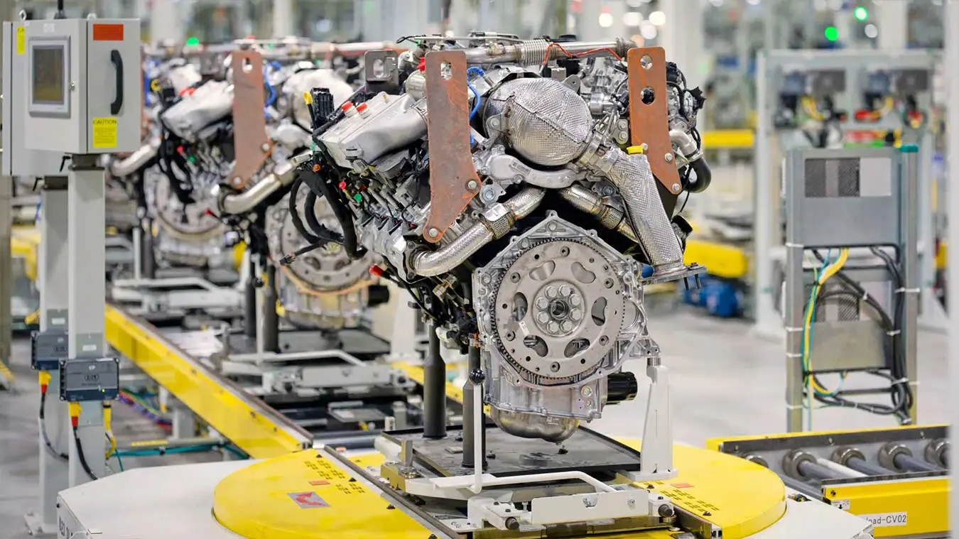 موتور ۸٫۳ لیتری جنرال موتورز (General Motors) روی خط تولید خودرو