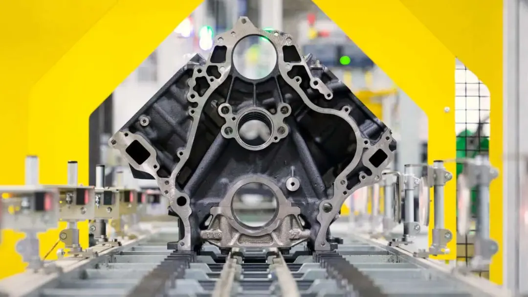 بلوک موتور ۸٫۳ لیتری جنرال موتورز (General Motors) روی خط تولید