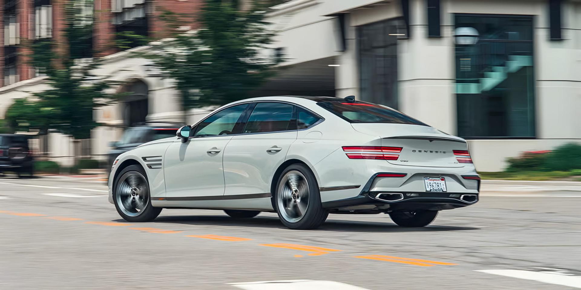 خودرو لوکس جنسیس (Genesis) G80 در حال حرکت در خیابان شهری