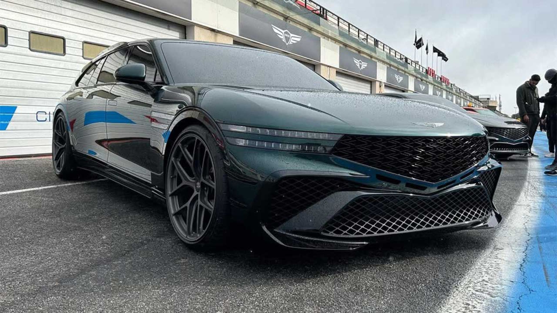 جنسیس G90 وینگ‌بک استیشن