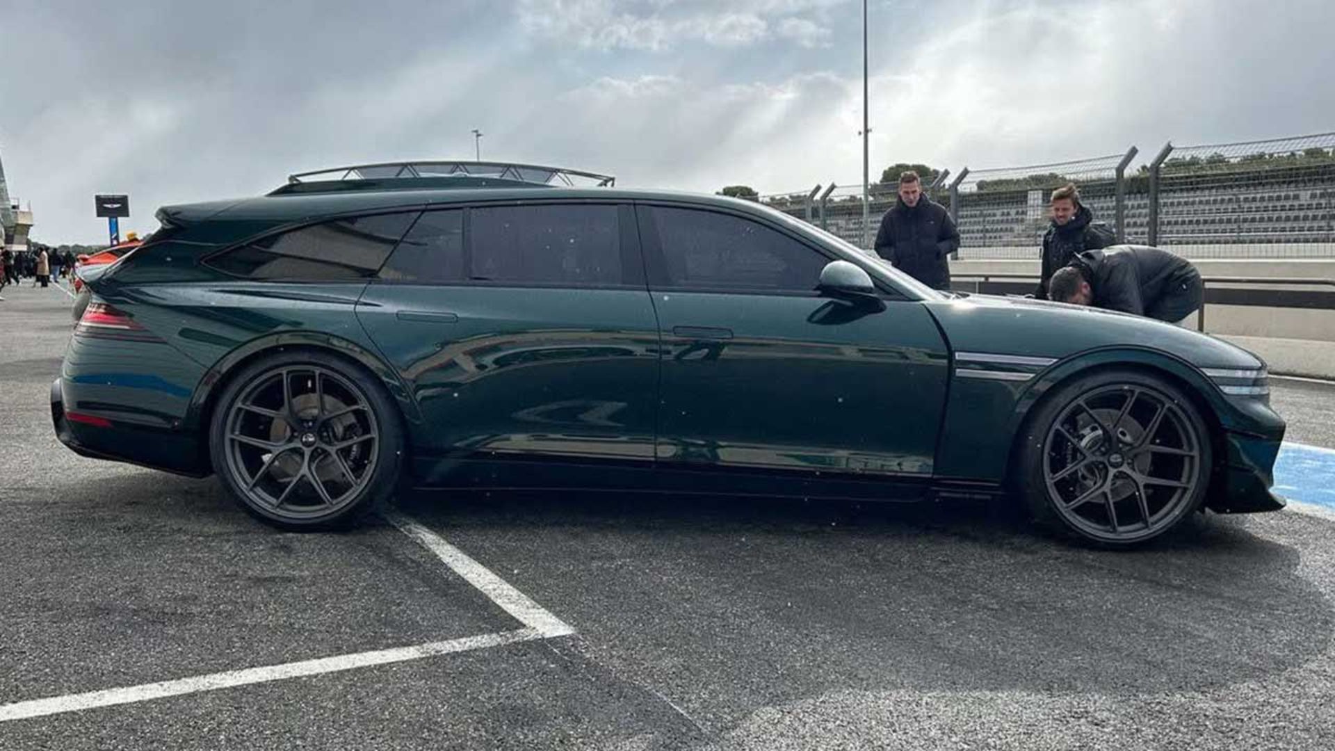 جنسیس G90 وینگ‌بک استیشن