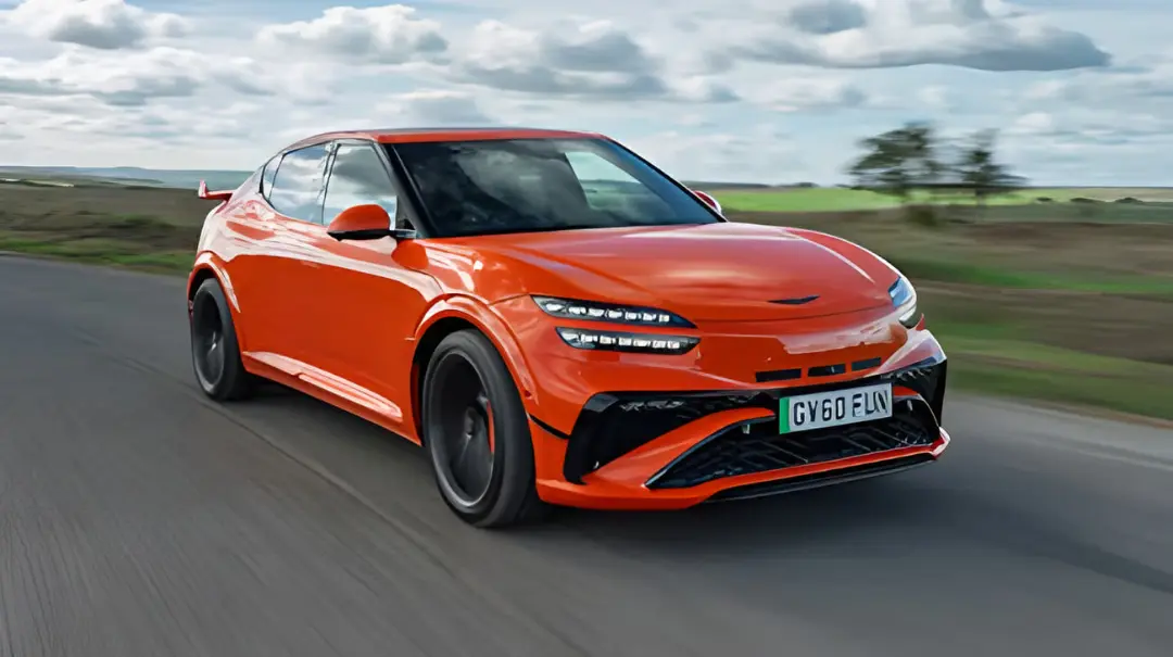 خودرو کراس‌اور برقی جنسیس GV60 Magma (Genesis GV60 Magma) با رنگ نارنجی در حال حرکت