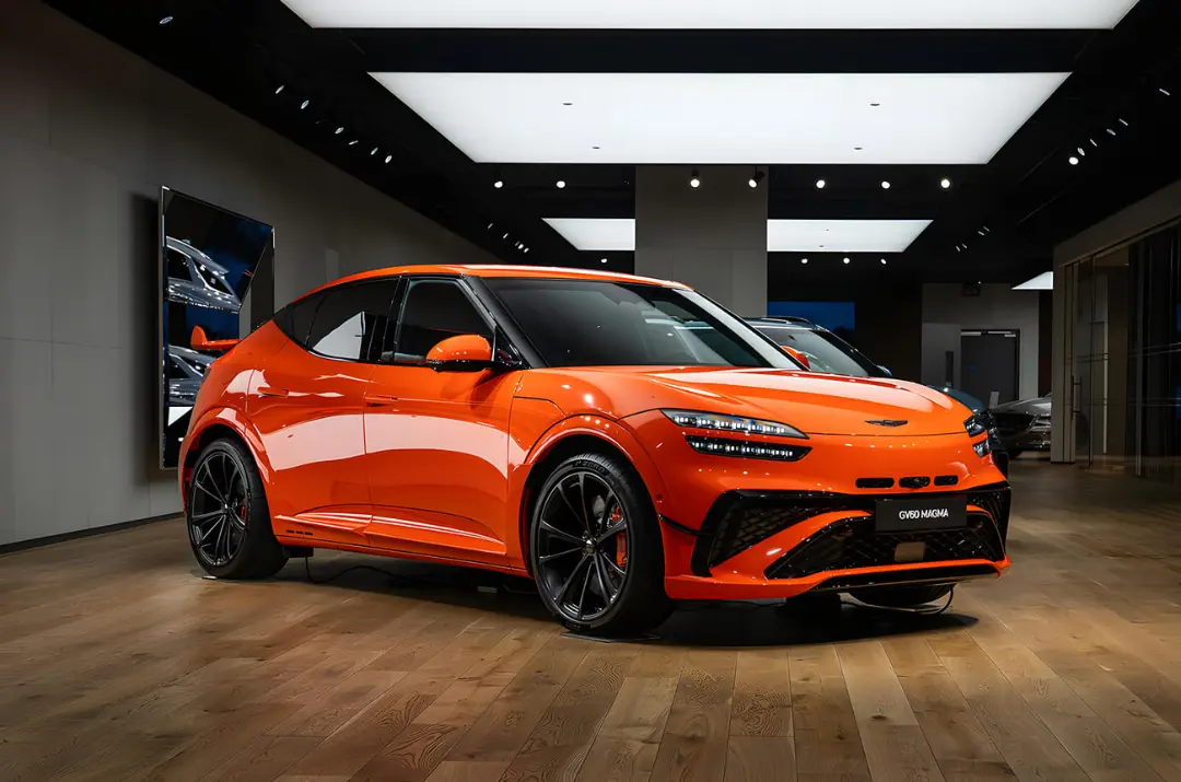 خودرو الکتریکی جِنِسیس GV60 ماگما (Genesis GV60 Magma) با رنگ نارنجی در نمایشگاه