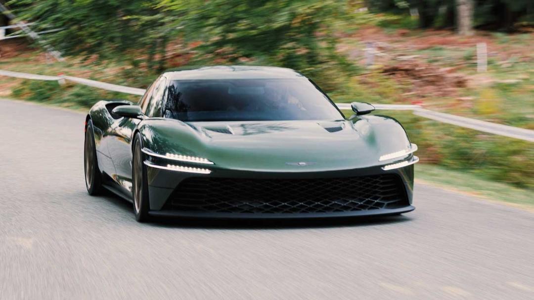 خودروی کانسپت ماگما GT (Magma GT) از برند جنسیس در حال حرکت در جاده