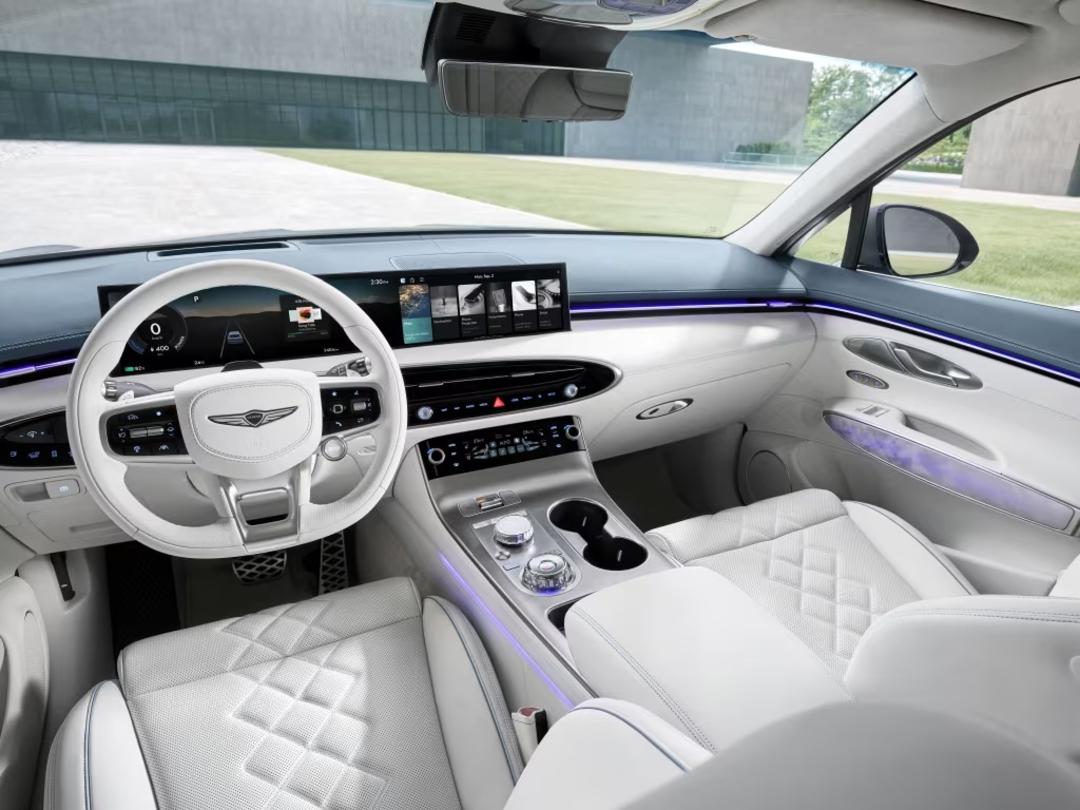 کابین لوکس و مدرن خودروی جنسیس (Genesis) GV70 با نمایشگرهای عریض