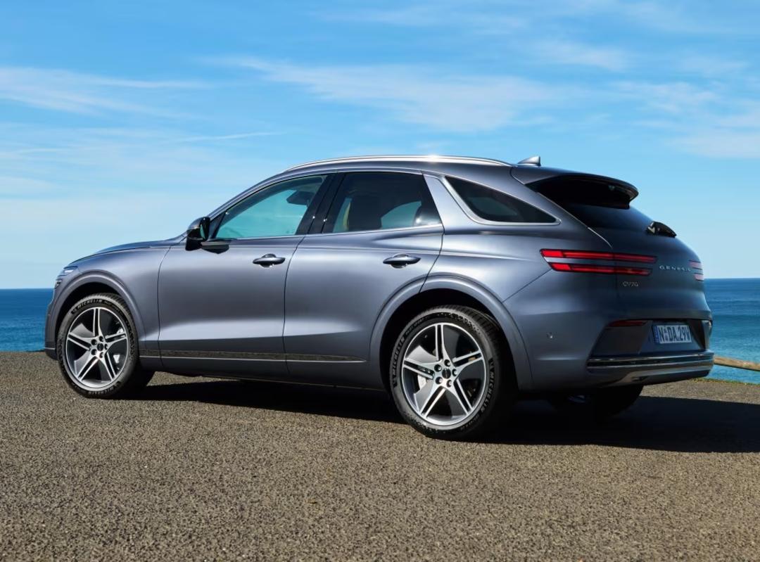 خودرو شاسی‌بلند جنسیس (Genesis GV70) با رنگ خاکستری در کنار ساحل