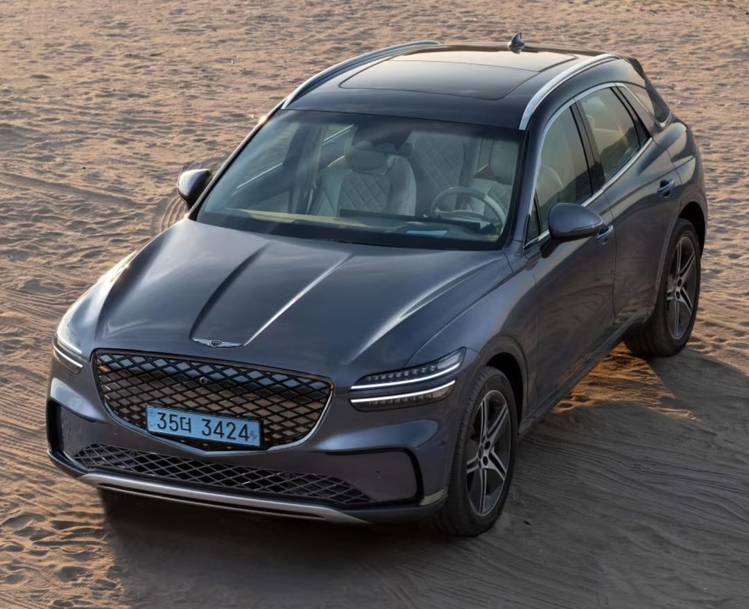 شاسی‌بلند جنسیس (Genesis) GV70 با رنگ خاکستری در محیط بیابانی