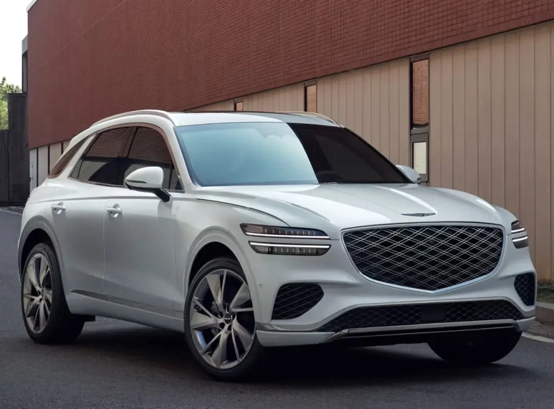 شاسی‌بلند لوکس جنسیس GV70 (Genesis GV70) با نمای سه ربع از جلو
