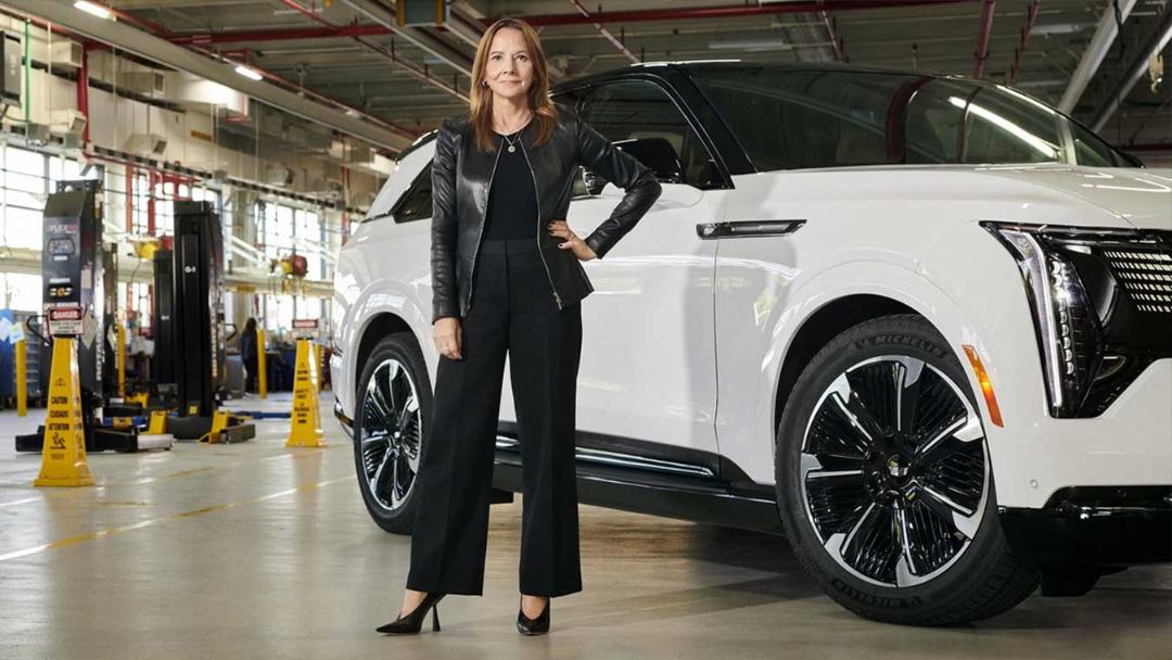 مری بارا (Mary Barra) مدیرعامل جنرال موتورز در کنار یک خودروی سفید در کارخانه