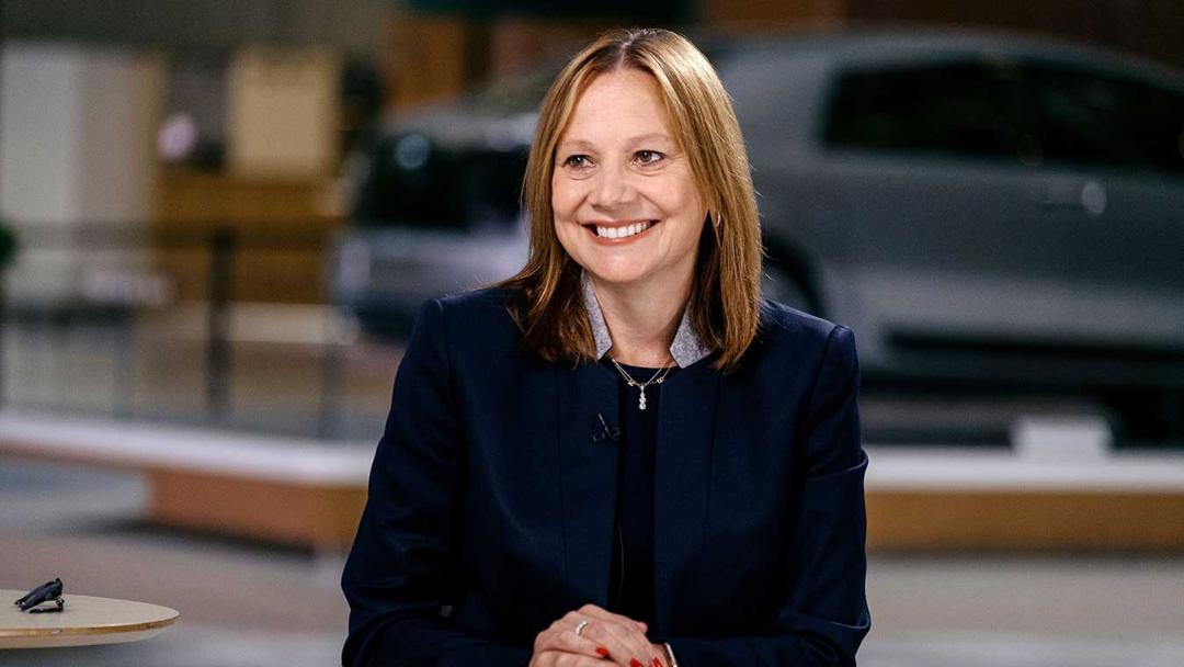 مری بارا (Mary Barra) مدیرعامل جنرال موتورز در محیطی اداری