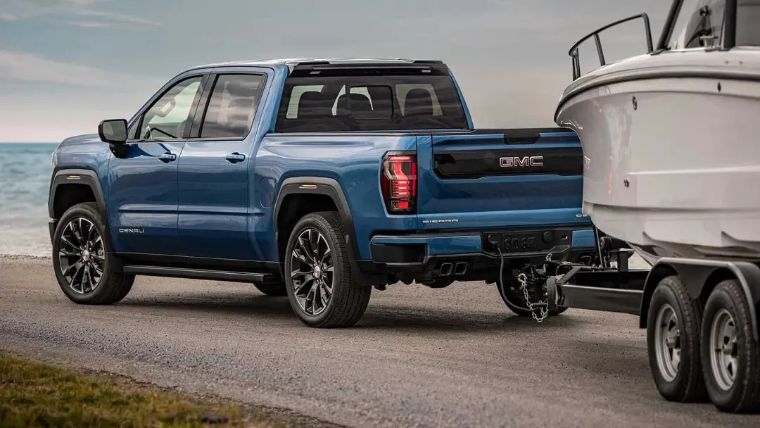 وانت جی‌ام‌سی سی‌یرا (GMC Sierra) در حال کشیدن قایق در ساحل