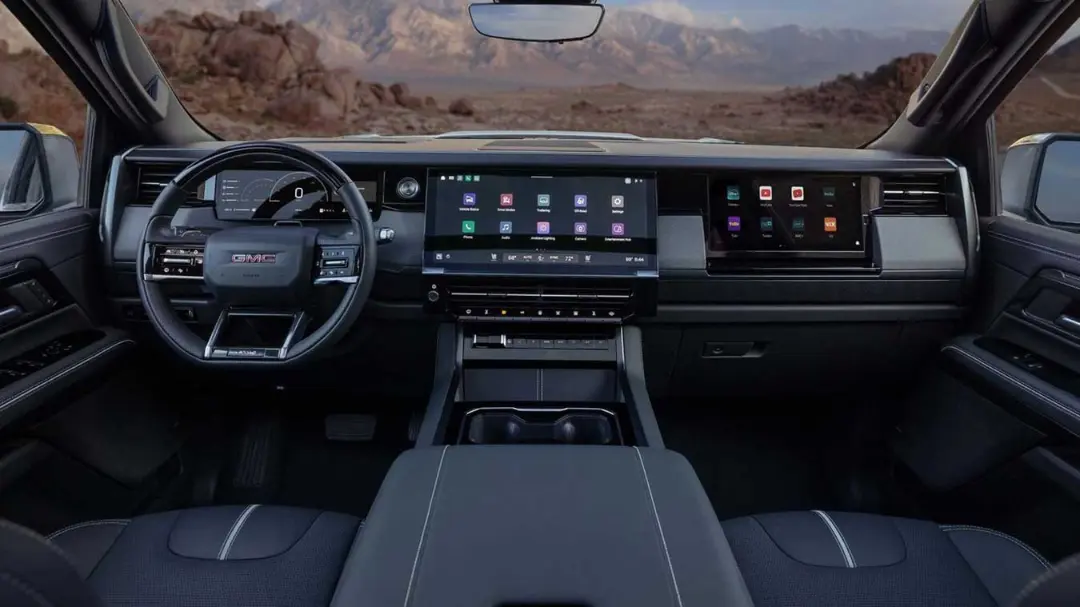 داشبورد و کابین داخلی خودروی جی‌ام‌سی سی‌یرا (GMC Sierra) با نمایشگرهای دیجیتال بزرگ