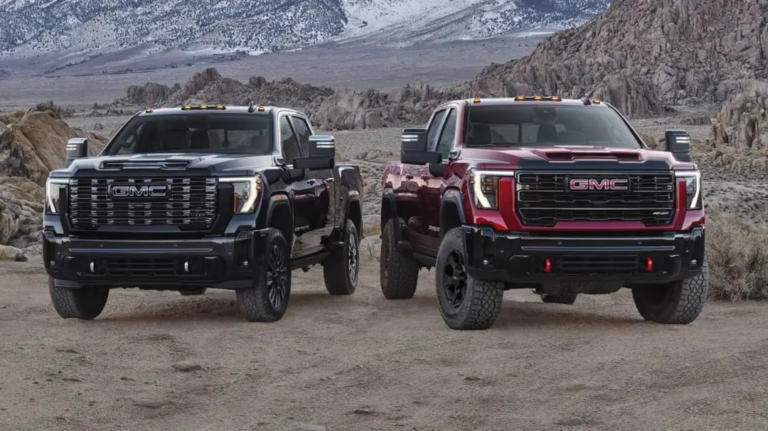 وانت‌های جی‌ام‌سی سی‌یرا (GMC Sierra) در یک محیط کویری و صخره‌ای