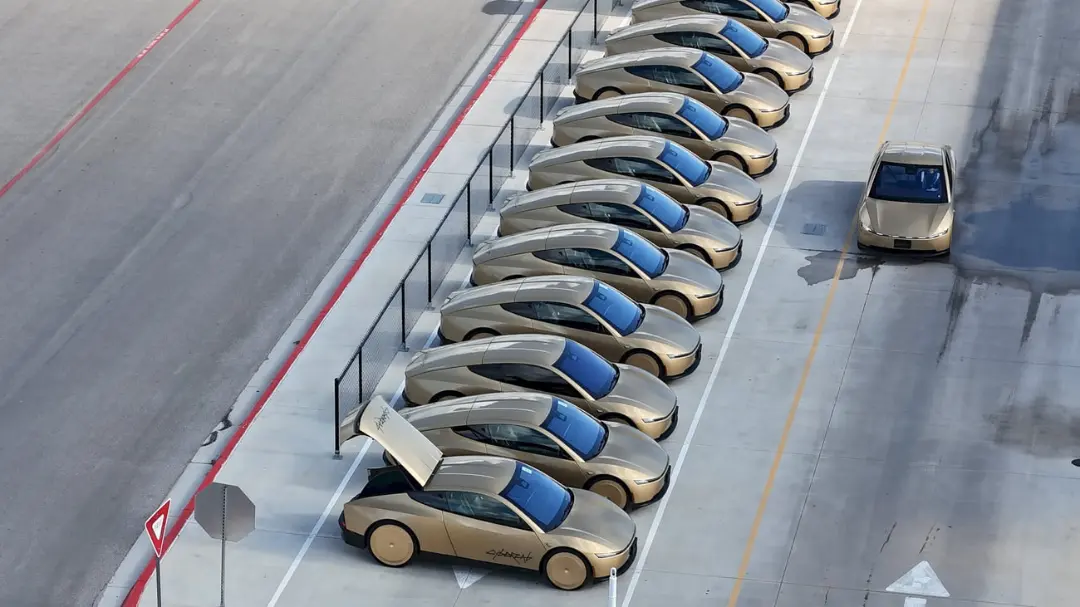 خودروهای خودران تسلا (Tesla) سایبرکب در یک پارکینگ صنعتی
