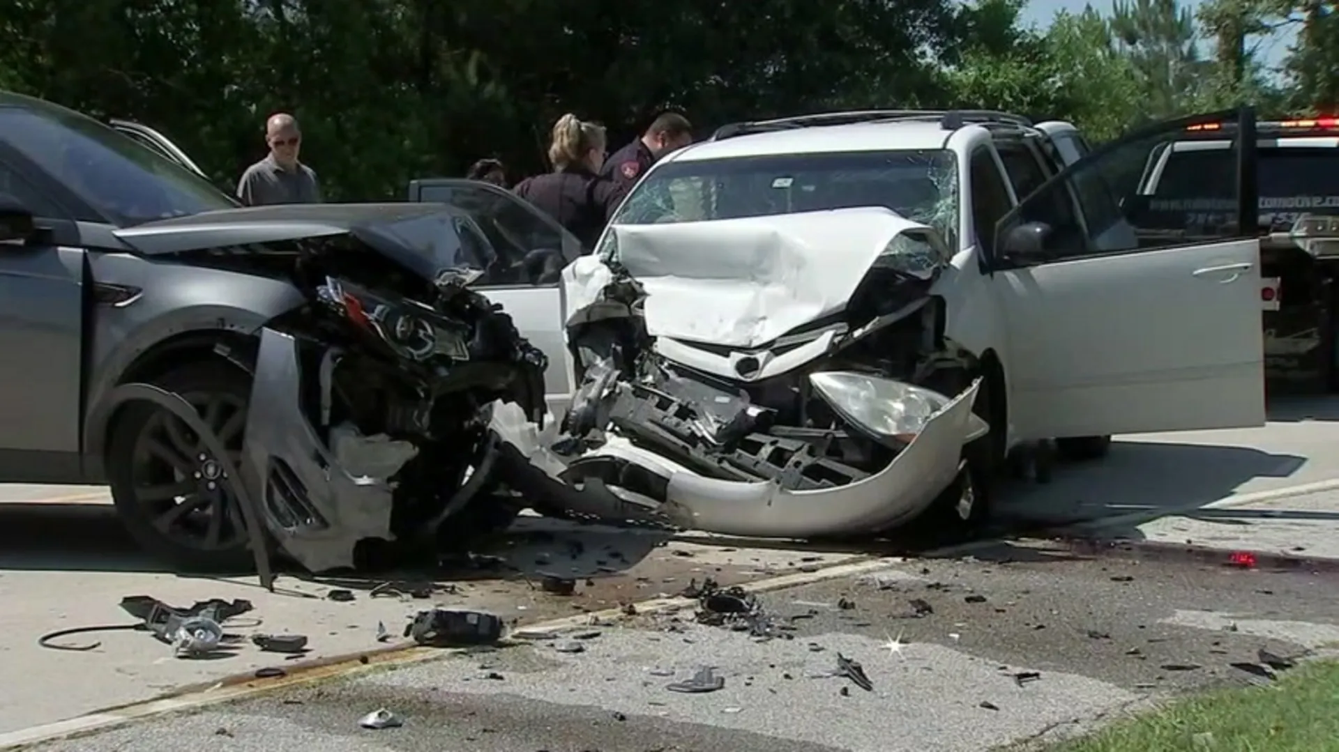 برخورد دو خودرو با یکدیگر