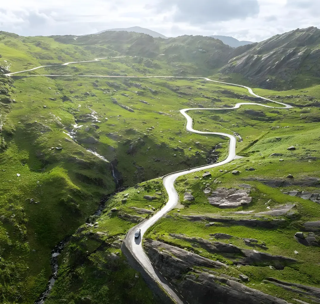 جاده پرپیچ و خم هیلی پس (Healy Pass) در میان کوه‌های سبز ایرلند