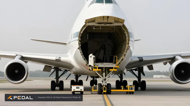 بخش جلویی هواپیمای باربری با در باز برای بارگیری تجهیزات سنگین