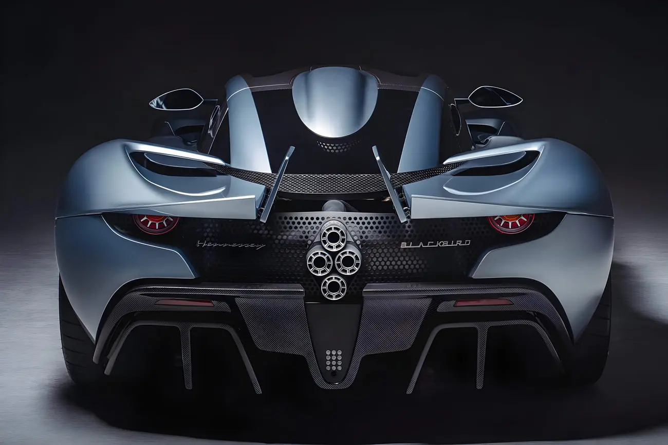 نمای عقب ابرخودرو هنسی بلک‌برد (Hennessey Blackbird) با موتور V8 و اگزوز چهارگانه