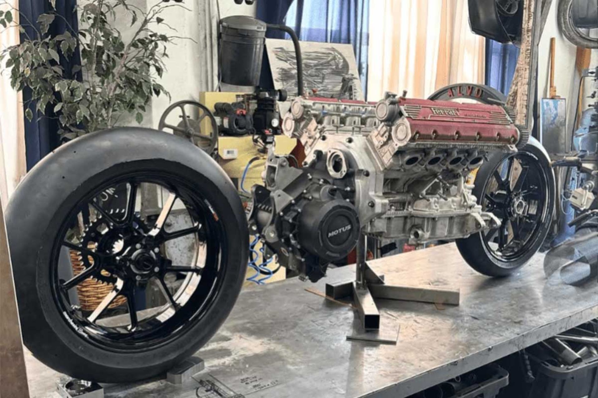 موتورسیکلت HF355 با پیشرانه فراری