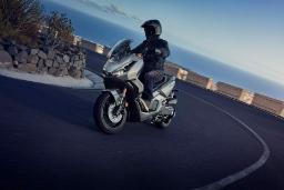 اسکوتر هوندا ADV350 در جاده