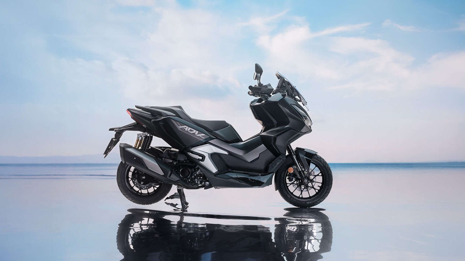 نمای جانبی اسکوتر هوندا ADV350