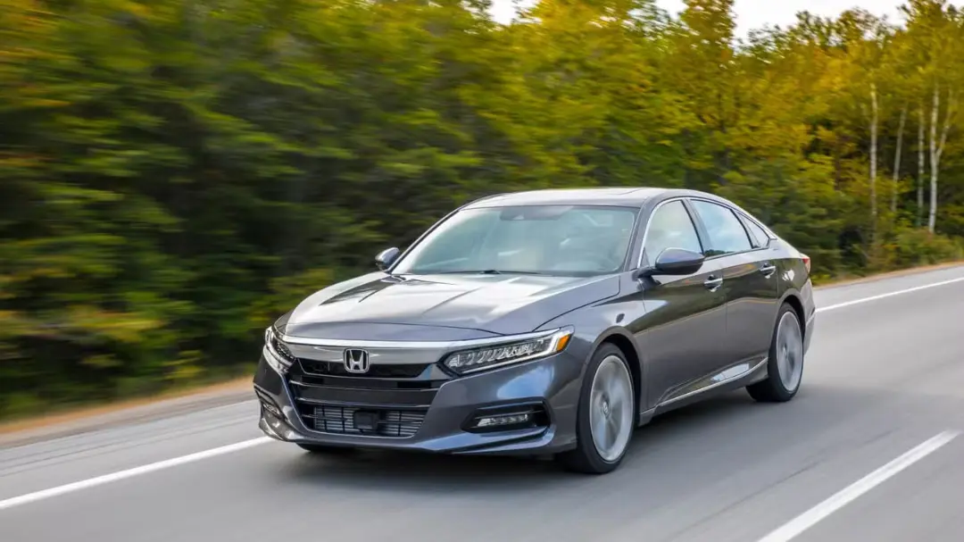 خودرو هوندا آکورد (Honda Accord) خاکستری در حال حرکت در جاده
