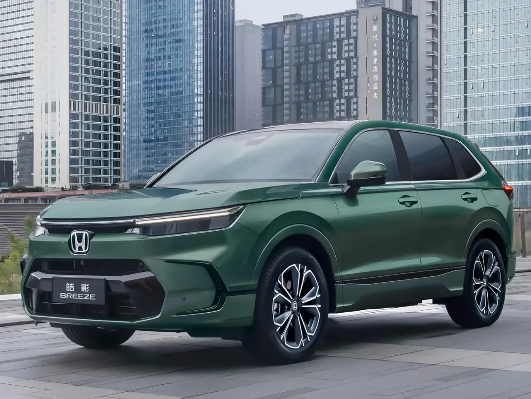 خودرو هوندا بریز (Honda Breeze) با رنگ سبز متالیک در فضای شهری