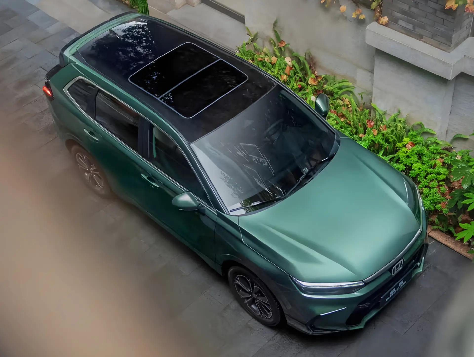 خودرو هوندا بریز (Honda Breeze) سبز رنگ با سقف پانوراما در فضای باز