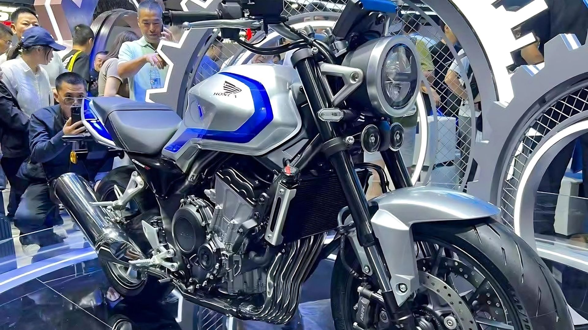 موتورسیکلت هوندا CB500SF در نمایشگاه