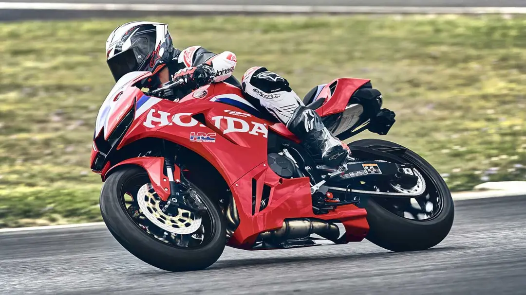 موتورسیکلت هوندا CBR600RR مدل ۲۰۲۷ در حال حرکت