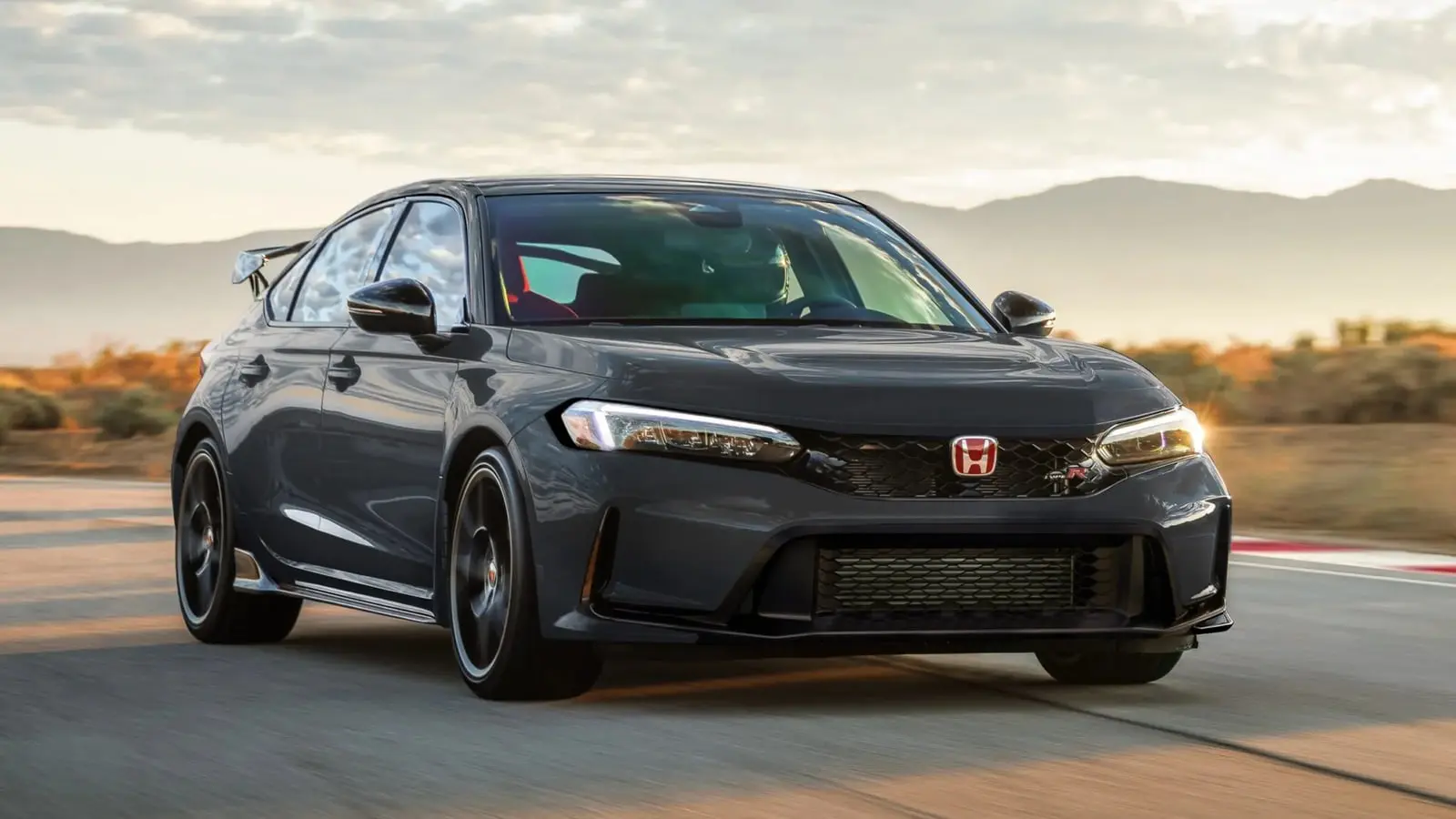 خودرو هوندا سیویک Type R (Honda Civic Type R) مدل ۲۰۲۷ در حال حرکت در پیست