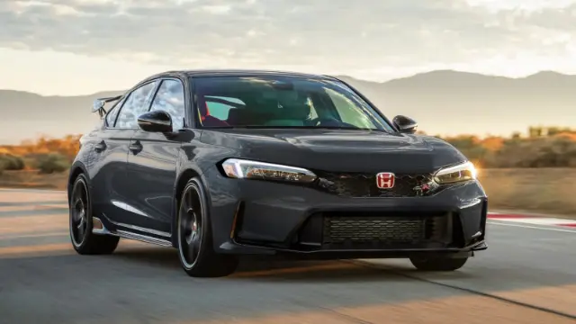 خودرو هوندا سیویک Type R (Honda Civic Type R) مدل ۲۰۲۷ در حال حرکت در پیست