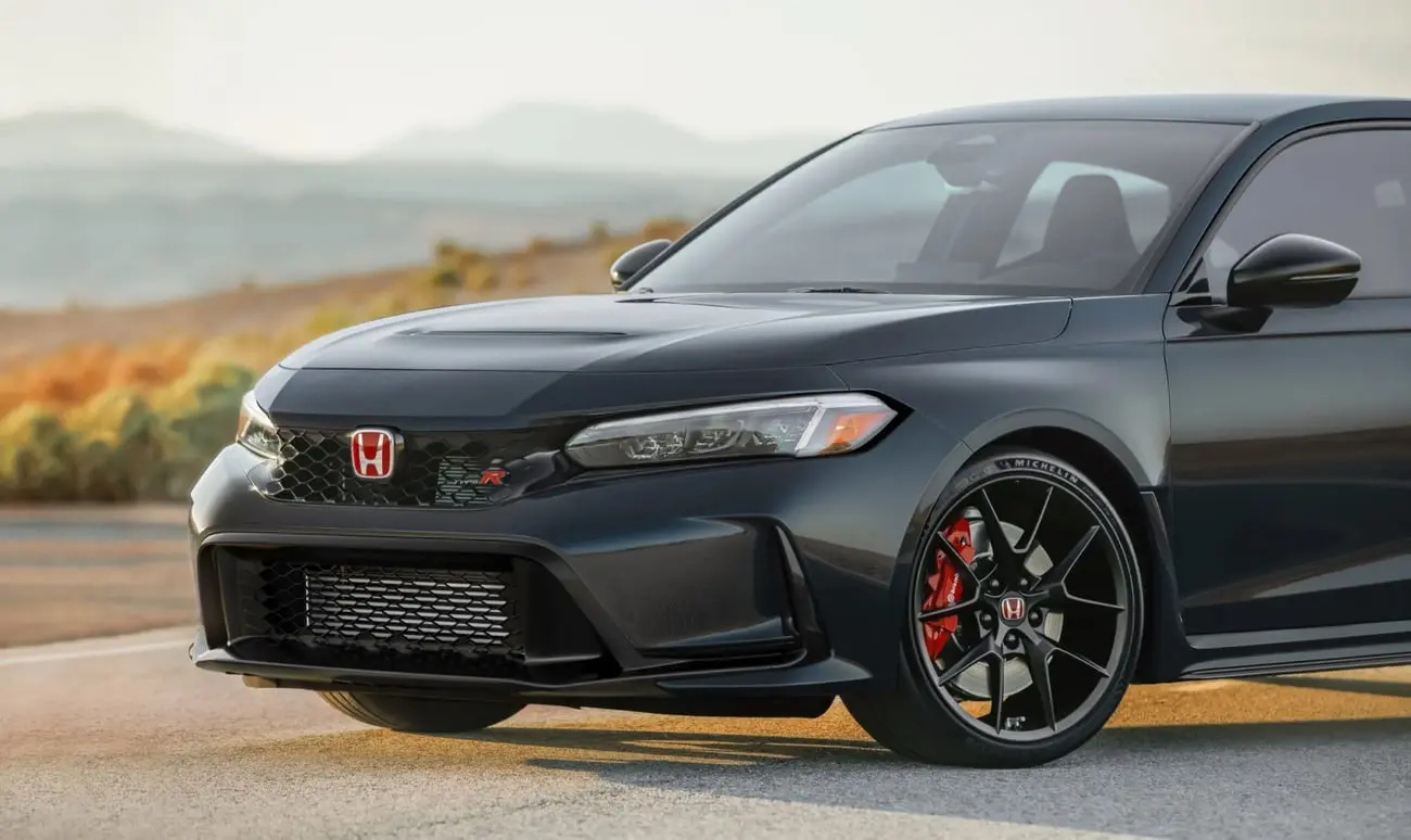 خودرو هوندا سیویک تایپ R (Honda Civic Type R) مدل ۲۰۲۷ با رنگ مشکی در فضای باز