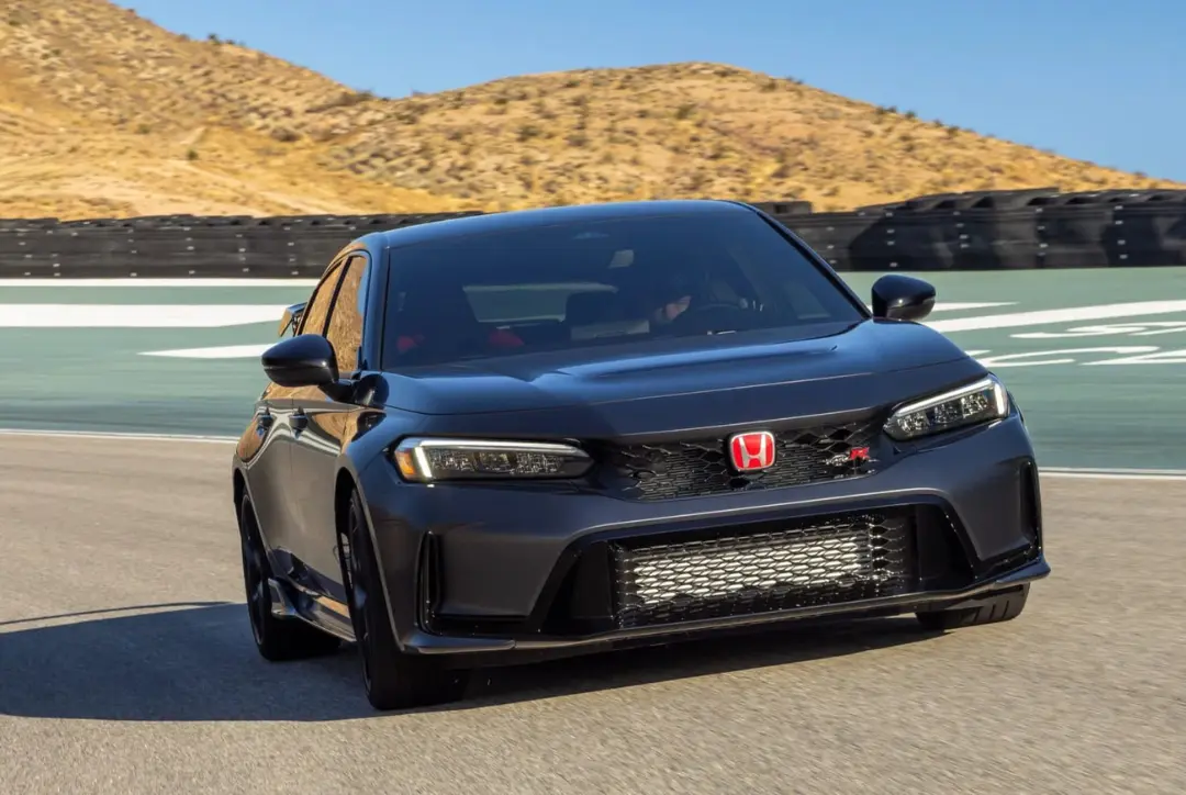 هوندا سیویک تایپ R (Honda Civic Type R) مدل ۲۰۲۷ در حال حرکت در پیست مسابقه