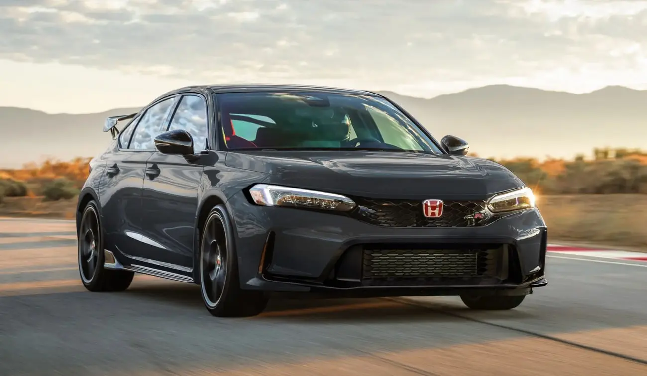 هوندا سیویک تایپ R (Honda Civic Type R) مدل ۲۰۲۷ در حال حرکت در پیست