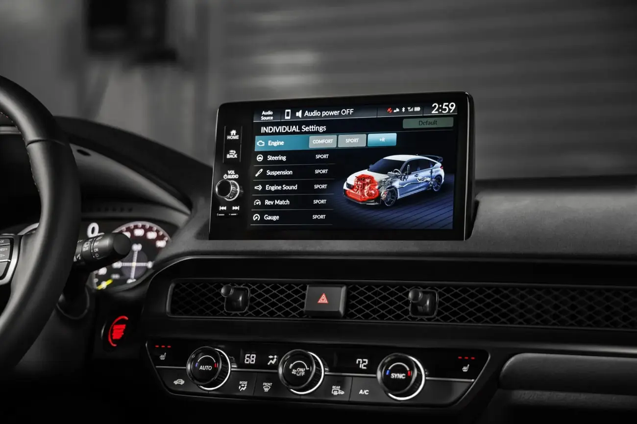 نمای نمایشگر لمسی و تنظیمات موتور در کابین هوندا سیویک تایپ R (Honda Civic Type R)