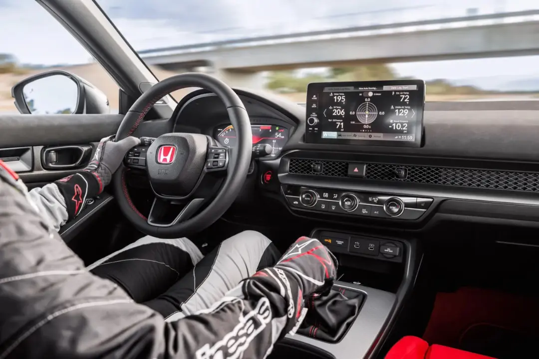 نمای داشبورد و فرمان خودروی هوندا سیویک تایپ R (Honda Civic Type R) در حال حرکت