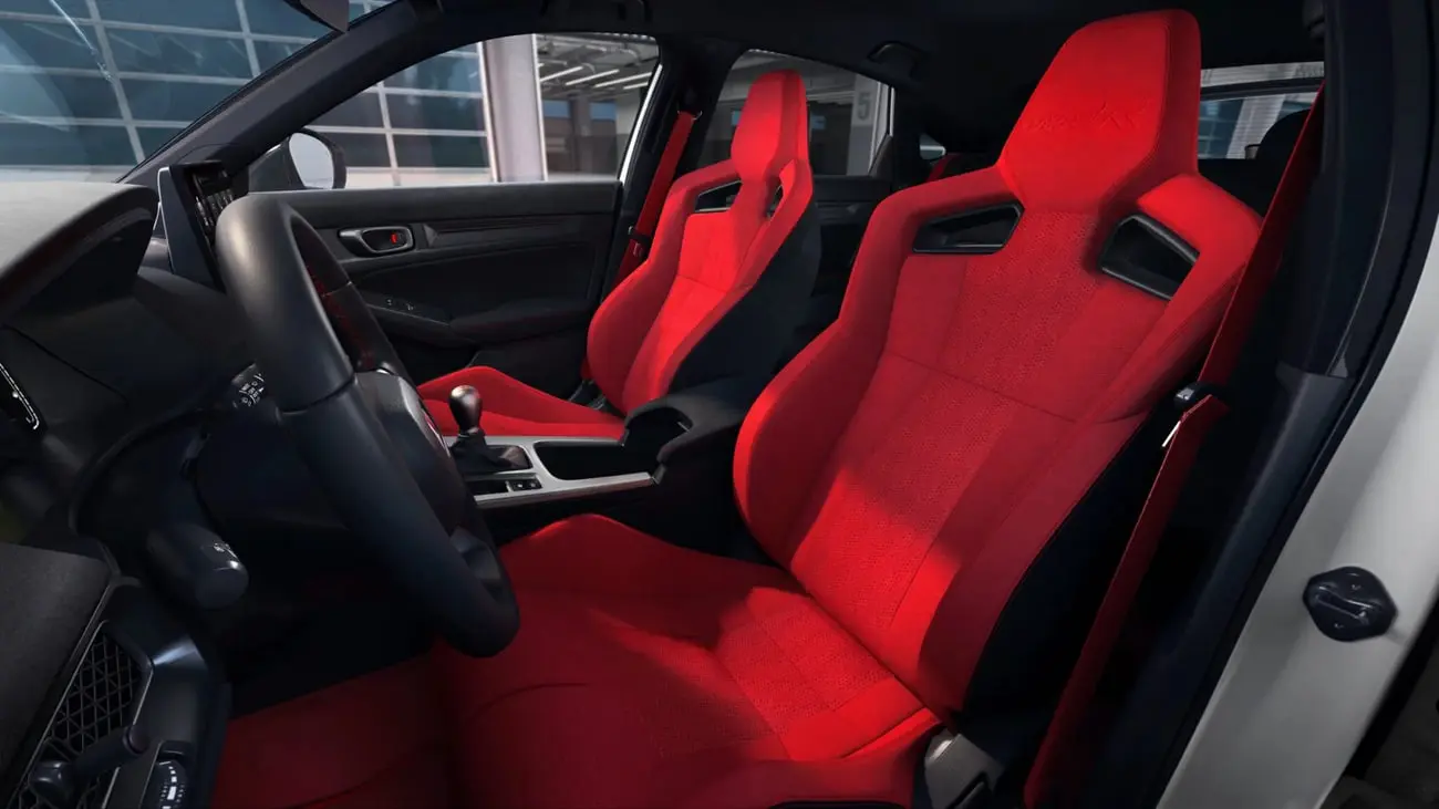 صندلی‌های اسپرت قرمز رنگ در کابین خودروی هوندا سیویک تایپ R (Honda Civic Type R)