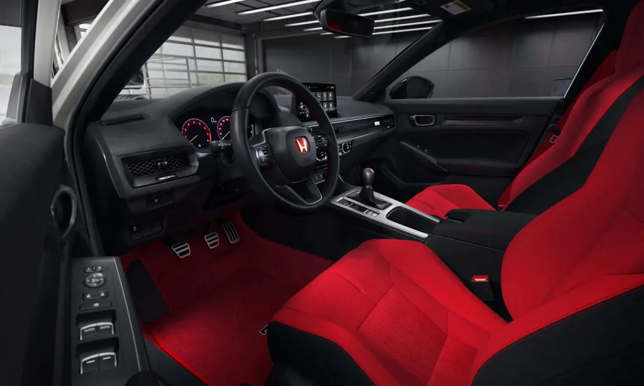 کابین خودروی هوندا سیویک تایپ R (Honda Civic Type R) با صندلی‌های قرمز