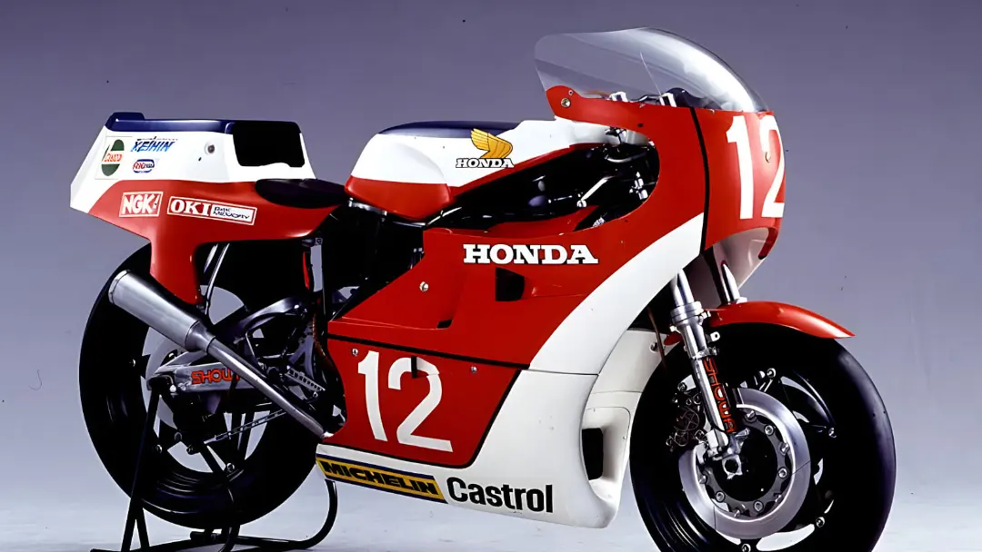 موتور مسابقه‌ای هوندا (Honda) NR500 با رنگ قرمز و سفید و شماره ۱۲