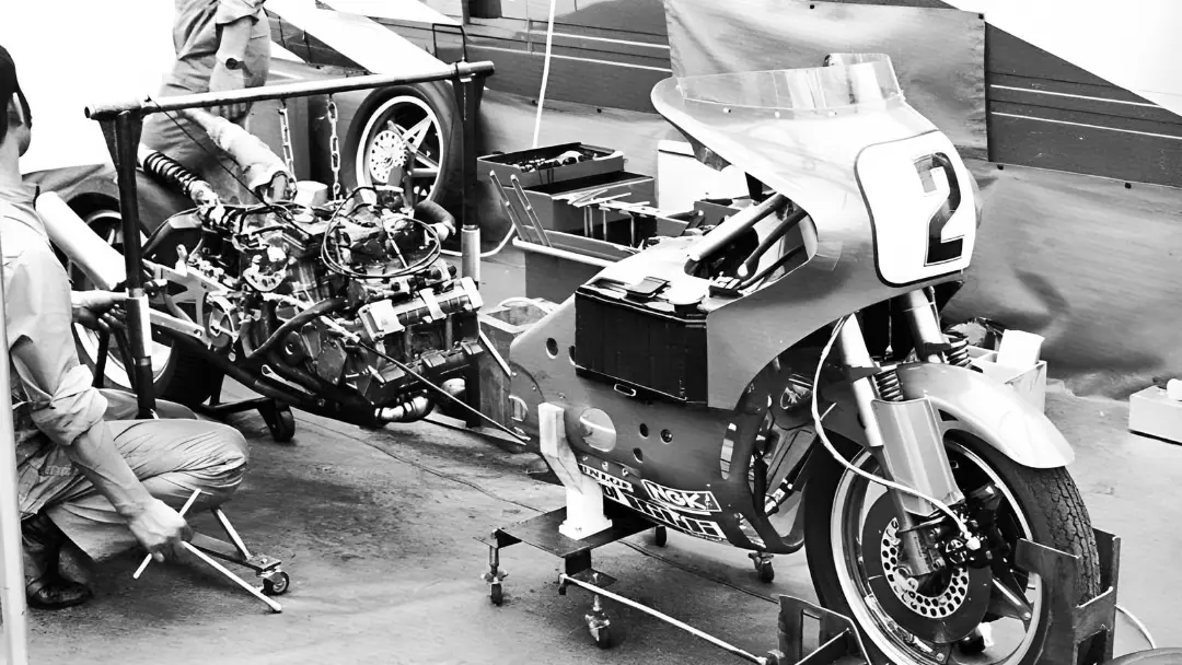 موتور سیکلت مسابقه‌ای هوندا (Honda NR500) در حال تعمیر در پیست