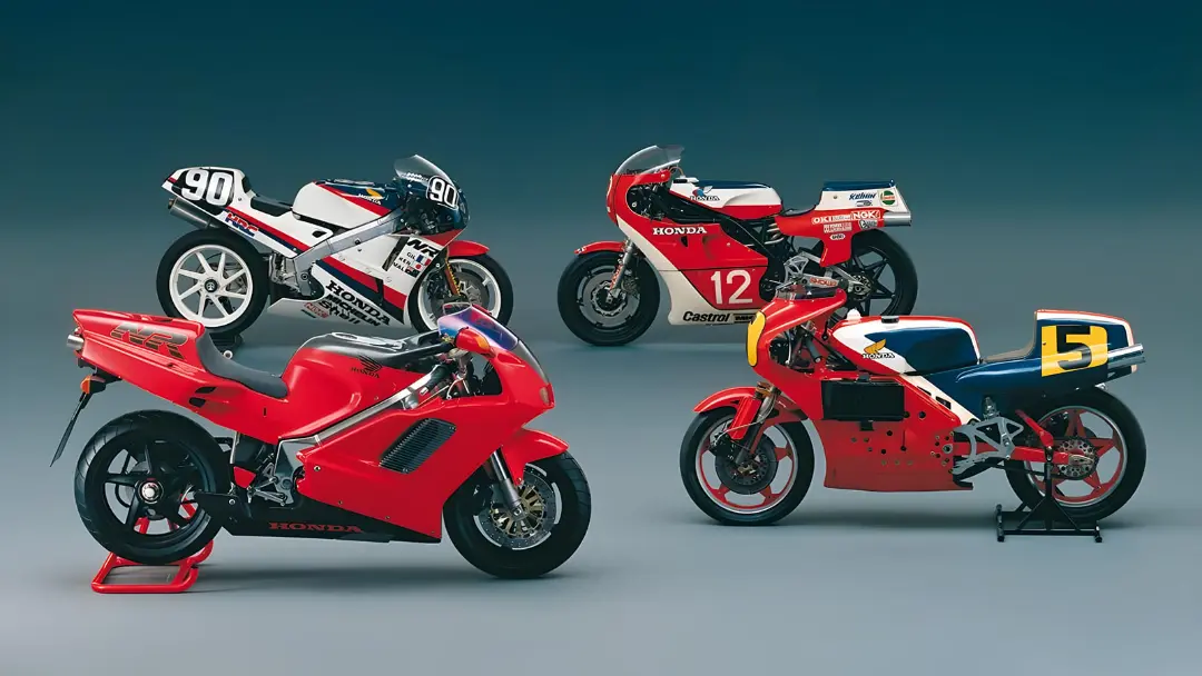 مجموعه‌ای از چهار موتورسیکلت مسابقه‌ای هوندا (Honda) مدل NR500 با رنگ‌های قرمز، سفید و آبی