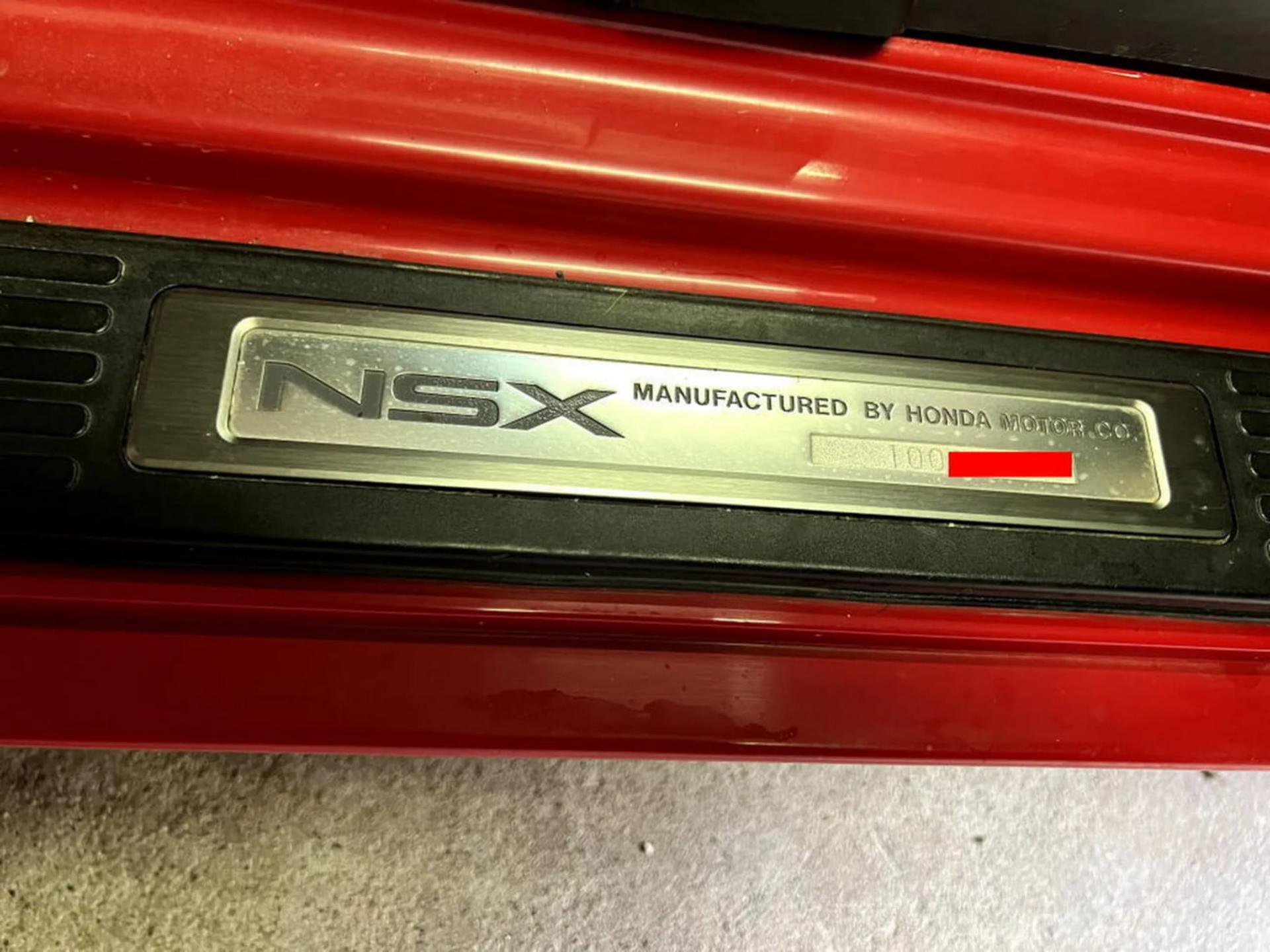 لوگوی فلزی مدل NSX روی بدنه قرمز خودروی هوندای (Honda)
