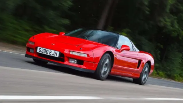 خودرو اسپرت هوندا (Honda) NSX قرمز در حال حرکت در جاده