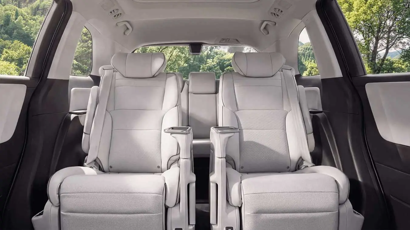 صندلی‌های عقب خودروی هوندا اودیسه (Honda Odyssey) با روکش چرمی روشن